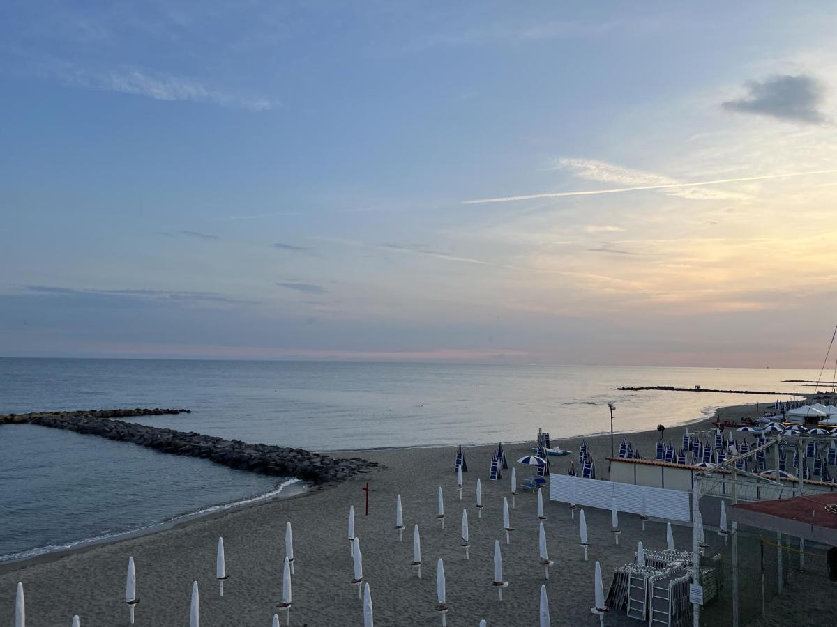Lotus - Appartamento Sul Mare A Ostia Con Giardino Relax 외부 사진